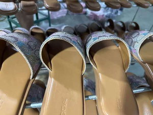 Sandalias casuales de tacón plano para mujer con incrustaciones de diamantes, parte superior con láser, ligeras, para exteriores, a la moda. - Product Image 3