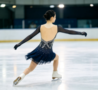 Robe de patinage artistique bleu marine foncé à manches longues, col en V profond, dos ouvert, jupe en maille ornée de strass pour filles et adultes, compétition et performance