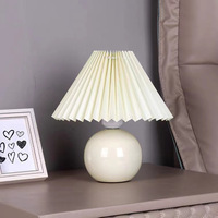 Abat-jour en tissu plissé créatif, lampe de table en céramique, maison, chambre, bureau, chevet, lampe LED décorative