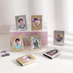 Kpop deux pouces recueillir <span class=keywords><strong>livre</strong></span> évider <span class=keywords><strong>cadre</strong></span> de protection en forme de <span class=keywords><strong>coeur</strong></span> <span class=keywords><strong>d</strong></span>écoratif ID photo ornements de bureau - Product Image 1