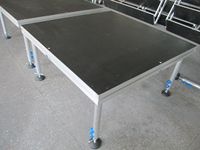 Scène en aluminium robuste ESI à 4 pieds avec étais transversaux renforcés, pieds de 1,2 m et capacité de charge de 900 kg pour événements sportifs