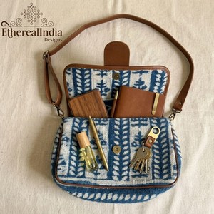 Sac à bandoulière artisanal éco-responsable en indigo, imprimé au bloc, petit sac bohème avec fermeture éclair, fournisseur en gros, export Inde - Product Image 3