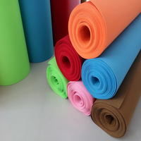 Tissu non tissé coloré en polyester aiguilleté. Rouleaux de feutre non tissé multicolore en fibres chimiques.
