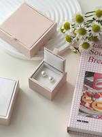 Boîte d'emballage de luxe carrée en papier pour bijoux avec impression bronzée, logo personnalisé pour bagues, colliers, boucles d'oreilles, badges, rangement de cadeaux