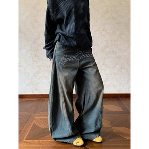 Jean en denim délavé brodé coupe slim taille mi-haute bleu clair à jambe droite pour homme - Product Image 5