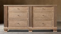 Commode spacieuse de style ancien avec panneaux en bois vieilli et détails encastrés