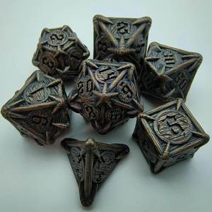 Piquet d'arbre polyédrique doré gravé à la main pour un jeu de dés en métal de 7 pièces pour le jeu de table Dungeons & Dragons - Product Image 4