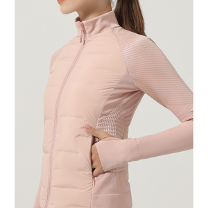 Doudoune pour femme avec une taille cintrée et des courbes élégantes. - Product Image 1