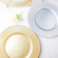 Vente en gros Assiette de présentation en verre à rayures de 13 pouces Table ronde personnalisée Assiette de présentation décorative en verre de corail à bordure argentée et dorée pour la fête