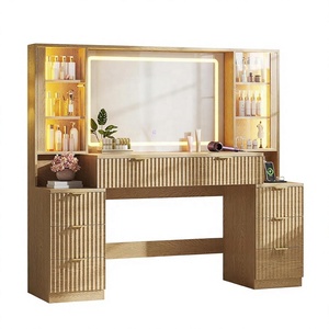 Coiffeuse moderne en bois cannelé avec miroir, éclairage LED, station de charge et 8 tiroirs pour chambre et hôtel (Chêne, largeur 59,1 po) - Product Image 1