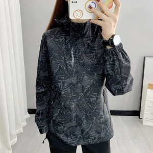 เสื้อแจ็คเก็ตกันลมสำหรับกิจกรรมกลางแจ้งแบบ unisex ลายใบไม้ น้ำหนักเบา เหมาะสำหรับการเดินป่าและตั้งแคมป์ เคลือบ PU สำหรับเล่นกีฬา - Product Image 4