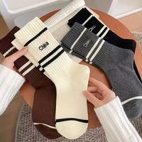 Chaussettes ras du cou personnalisées pour femmes - Haute qualité 100% coton blanc et noir, saison printemps, évacuation de l'humidité, respirantes, avec logo sur le revers et le bas