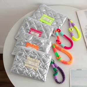 19*15cm PU Silvery Cosmetic <b>Bag</b> Custom Label Puffy Toiletry <b>Bag</b> Lightweight Travel <b>Quilt</b> <b>Makeup</b> <b>Bag</b> With Handle - Product Image 1