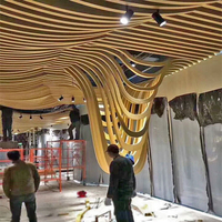 Panneau en aluminium incurvé 3D sur mesure pour design de plafond ondulé, finition grain de bois, support structurel haute résistance, livraison directe d'usine