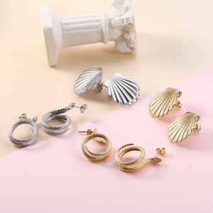 Pendientes de Acero Inoxidable Chapados en Oro de Venta Caliente al por Mayor, Joyería Boho de Concha Marina, Pendientes Texturizados de Ola Oceánica y Concha de Serpiente - Product Image 1