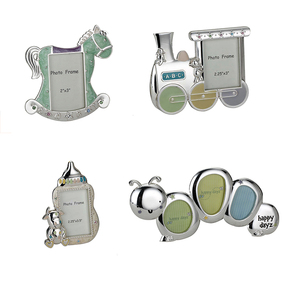 Thức Ăn Chai Ngựa Bánh Cậu Bé Và Cô Gái Ăn Mặc Dễ Thương Bé Khung Ảnh - Product Image 1