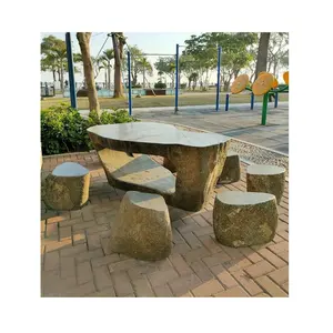 自然摇摆石户外桌椅套装的公园