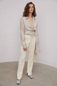 Blus Wanita Satin Model Terbuka Depan dengan Kerah V Dalam dan Ikat Depan - Product Image 6