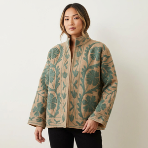 Veste florale chic de la Prairie en jute et coton brodée au style Suzani, écologique, pour le printemps - Product Image 3
