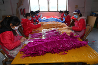 Ruban de tissu rose à franges en plumes de coq pour la couture, idéal pour les projets DIY, vêtements, robes, costumes, chapeaux, accessoires, fêtes et décoration intérieure