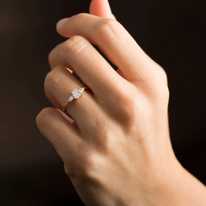 Anillo de compromiso de diamante esmeralda de plata 925 estilo Art Nouveau de tres piedras - Product Image 2