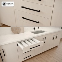 Meuble de cuisine moderne avec portes en chêne blanc, aménagement en galley, rangement par tiroirs, livraison en kit et panneaux en mélaminé