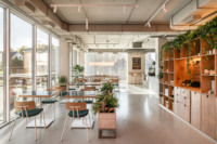 Ensemble de meubles de restaurant au style brutaliste moderne et simple, éclairage LED, écologique, durable, service de design d'intérieur personnalisé
