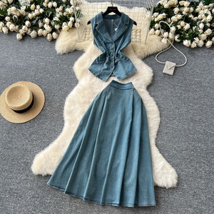 Ensemble tailleur jupe en jean plissée taille haute coupe trapèze pour femme avec chemise sans manches boutonnée – Qualité garantie - Product Image 3