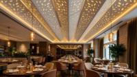 Plafonds suspendus en aluminium perforé ignifuge au design élégant et personnalisé pour hall d'entrée avec éclairage LED
