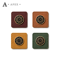 APEX Fabricant d'étiquettes en cuir personnalisées OEM ODM pour hijabs, abayas, couvre-chefs, sacs et foulards, avec bord cousu et logo métallique