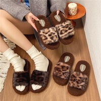 Nouvelles pantoufles d'hiver en coton pour femmes, à semelle épaisse, en peluche, épaisses, chaudes, antidérapantes, résistantes à l'usure, en laine, à imprimé léopard