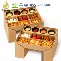 Bedrukte kartonnen schaal met compartimenten voor gefrituurde kip, friet, snacks, sausbakjes en feesten, geschikt voor catering.