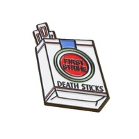 Épinglette en émail sur le thème de Star Wars, motif paquet de cigarettes « Death Sticks », broche amusante sur le thème de la science-fiction « First Strike »