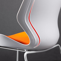 Chaise de formation empilable moderne en plastique avec base en luge et coussin en tissu pour conférence, bureau et visiteurs