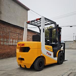 Montacargas Diésel TCM Usado de Combustión Interna, 3 Toneladas de Capacidad, Operación Sentado, Mástil de Dos Etapas, Desplazador Lateral Hidráulico, Sólido - Product Image 3