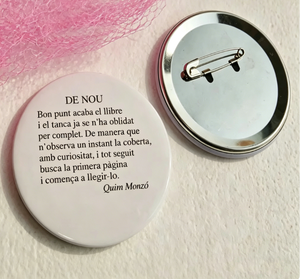 Pin Redondo Personalizado de Hojalata con la Frase 'DE <span class=keywords><strong>NOU</strong></span>' para Amantes de los Libros, Pin Literario para Mochilas y Ropa, Regalo para Lectores y Bibliófilos - Product Image 1