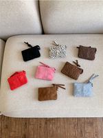Sac mini tendance à imprimé léopard : petite pochette carrée chic en daim pour rouge à lèvres et essentiels. Sac bandoulière polyvalent pour l'automne.