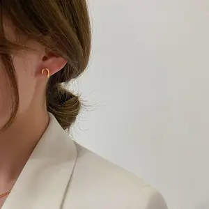 新潮女性简约字母耳环精致气质小耳环珠宝收入