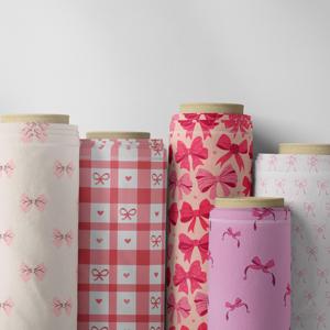 Échantillon Gratuit Tissu Léger en Coton 80s 100% Biologique Imprimé Numérique avec Motif Nœuds Roses et Rubans pour Robes Chemises Sacs - Product Image 1