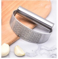 Handmatige knoflookpers van SS304 metaal, 430 roestvrijstalen rocker snijder voor fruit & groenten, gember crusher