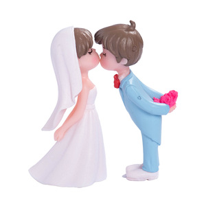 Figurines de couple de mariage miniatures bleues et blanches en PVC pour centre de table de mariage - Product Image 1