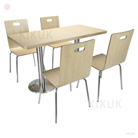 Ensemble bistro en bois naturel minimaliste pour la restauration en gros : Table carrée sur piétement et chaises de salle à manger empilables en bois clair pour salons de thé