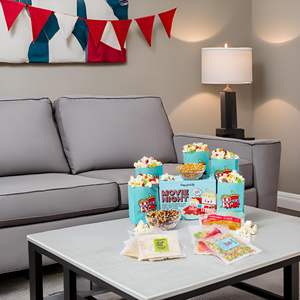 Paquete de Aperitivos Personalizado para Noche de Cine, Recipientes Reutilizables para Palomitas, Canasta de Regalo Completa para Noche de Cine Familiar - Product Image 2