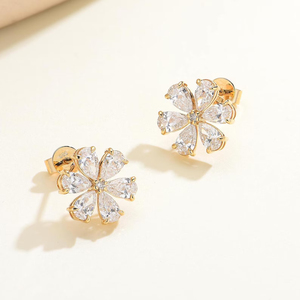 Boucles d'oreilles clous fleur étoile scintillante en moissanite hypoallergénique de haute qualité du Vietnam, base en argent sterling S925, fabriquées à la main - Product Image 3