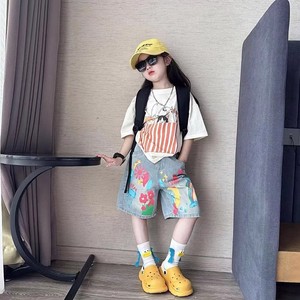 Set di Abbigliamento per Ragazze Adolescenti Estate 2026, T-shirt Nera e Rosa con Patch a Maniche Corte + Pantaloncini in Denim Stampati, Set 2 Pezzi - Product Image 4