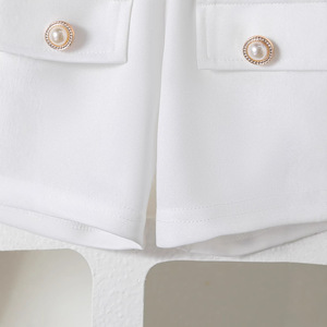 Completo Abito Estivo 2026 da <span class=keywords><strong>Bambina</strong></span> in Cotone: Gilet Senza Maniche con Fiocco e Colletto, Pantaloncini Bianchi con Bottoni Perla e Dettagli Nappa <span class=keywords><strong>Eleganti</strong></span> - Product Image 4