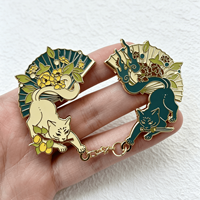 Badge en émail dur plaqué or personnalisé de qualité supérieure, design chat mignon, épingles de revers en métal avec chaînes