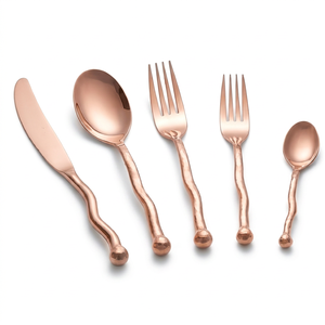 Ensemble de couverts modernes en or rose avec poignées ondulées, finition miroir haute brillance, résistant à la rouille, pour les dîners de mariage - Product Image 1