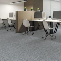 Dalles de moquette haut de gamme à dossier coussiné en stock – Revêtement de sol modulaire de luxe pour un confort supérieur et une isolation acoustique optimale pour les résidences haut de gamme