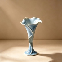 Vase en céramique en forme de lys calla avec intérieur vert et bord évasé à motif de feuilles, support décoratif pour fleurs pour la décoration de table à la maison